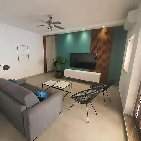 Apartment Large With Backyard